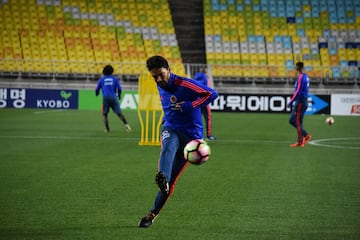 Abel Aguilar rematando durante el entrenamiento de la Selección