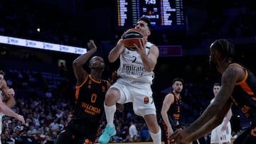 MADRID, 12/03/2026.- El jugador del Real Madrid Facundo Campazzo (c) entra a canasta durante el partido de la EuroLiga que Real Madrid y Valencia Basket disputan este jueves en el Movistar Arena, en Madrid. EFE/Juanjo Martín