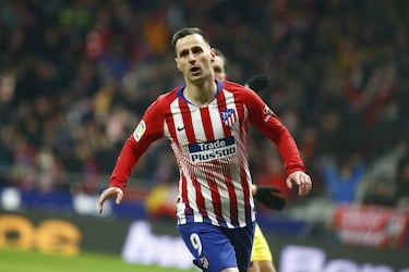 Nikola Kalinic (09-04-1988) llegó al Atlético en la temporada 2018-19 procedeente del Milan. En Italia se hizo un nombre y el club madrileño pagó 15 millones de euros por su traspaso. El croata no fue un punta importante a las órdenes de Simeone. El conjunto madrileño tenía en su plantilla a delanteros como Griezmann, Diego Costa o Morata. Jugó 24 partidos y marcó goles de rojiblanco. Ganó la Supercopa de Europa (en la que el Atlético derrotó al Real Madrid en Tallín), pero tuvo que marcharse en busca de los minutos que no tuvo en la entidad del Wanda Metropolitano. Se fue a la Roma cedido, posteriormente al Verona....