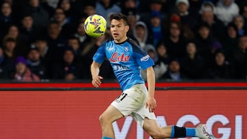 Hirving Lozano en un partido de la Serie A.