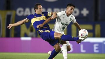 BUENOS AIRES, ARGENTINA - FEBRUARY 28:  Carlos Izquierdoz of Boca Juniors kicks the ball during a match between Boca Juniors and Sarmiento as part of Copa De La Liga Profesional 2021 at Estadio Alberto J. Armando on February 28, 2021 in Buenos Aires, Argentina. (Photo by Marcelo Endelli/Getty Images)