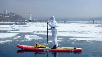 Paddle surf con traje protector como muestra de apoyo