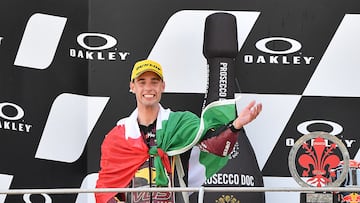 Tony Arbolino celebrando en el podio