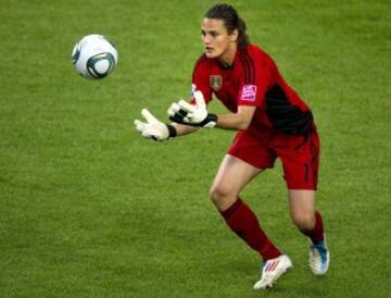 Nadine Angerer comenzó su carrera de mediapunta hasta que descubrió su talento como guardameta, llegando a ser portera de la selección alemana. También ha jugado en el ASV Hofstetten, FC Nürnberg, Wacker Munich, Bayern de Múnich...... en 2014  consigue el balón de Oro de la FIFA, como mejor jugadora del 2013.