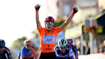 La italiana Elisa Balsamo del equipo Trek - Segafredo celebra en meta la victoria de la etapa durante la 7ª Setmana Ciclista - Volta Comunitat Valenciana Femines 2023, Etapa 2 una etapa de 116km de Borriana a Vila-Real.