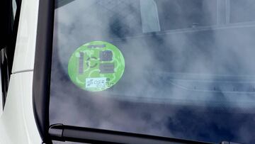 Si haces este ‘truco’, podrás cambiar la etiqueta DGT de tu coche y pasar de la B a la C para evitar los avisos de 2025