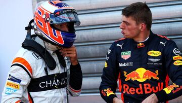 Button charla con Verstappen en un paddock de la F1.