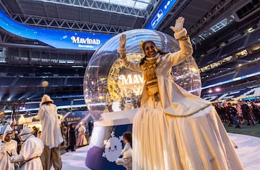 El estadio Santiago Bernabéu acoge la 'Mavidad Bernabeu'. Un envento para toda la familia en el que se puede disfrutar de un buen plan en estas fechas navideñas. En la imagen 'La Plaza de los Sueños' y su pasacalles navideño con acróbatas y artistas.