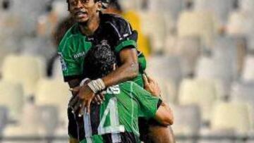 <b>PARTIDAZO. </b>Tchité, la gran estrella del partido, celebra uno de sus goles con Pablo Pinillos.