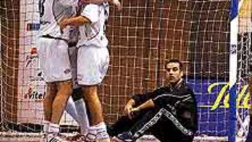 <b>CONTRASTES.</B> Toni, desolado mientras los murcianos se abrazan.