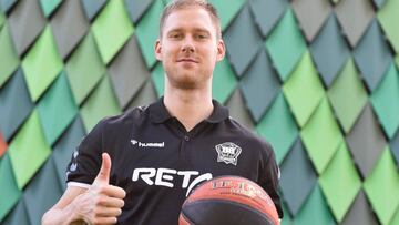 GRAFCAV8108. BILBAO (BIZKAIA), 19/08/2020.- El RETABet Bilbao Basket ha presentado este miércoles a su nuevo alero, el polaco Jaroslaw Zyskowski. EFE/Miguel Toña