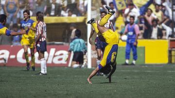 Hugo Sanchez Marquez of Team America in a free throw scoring 1-0 with a deflection by Gonzalo Farfan, during the America 2-1 Guadalajara match on Day 22, season 1992-1993 of the Mexican Soccer Championship, at the Azteca Stadium, on 10 January 1993.
<br><br>
Hugo Sanchez Marquez del Equipo America en tiro libre anotando el 1-0 con desviacion de Gonzalo Farfan, durante el partido America  2-1 Guadalajara de la Jornada 22 ,temporada 1992-1993 del Campeonato Mexicano de Futbol, en el Estadio Azteca, el 10 de Enero de 1993.