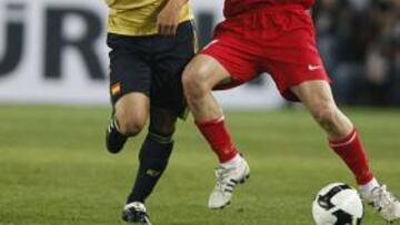 <b>CAMBIO DE NÚMERO.</b> A Cazorla se le rompió la camiseta y acabó el partido con una de Torres.