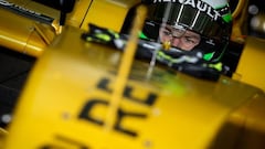 Nico Hulkenberg subido en el Renault de 2016.