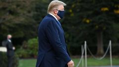 US President Donald Trump walks to Marine One prior to departure from the South Lawn of the White House in Washington, DC, October 2, 2020, as he heads to Walter Reed Military Medical Center, after testing positive for Covid-19. - President Donald Trump w