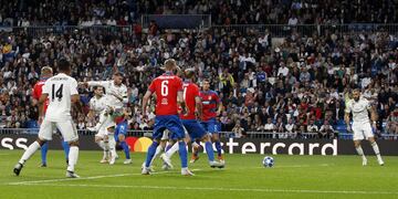 Sergio Ramos remató de cabeza al palo.