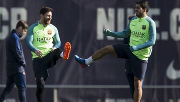 El delantero argentino del FC Barcelona Leo Messi (i) yel delantero uruguayo Lu&iacute;s Su&aacute;rez (d) durante la sesi&oacute;n de entrenamiento del FC Barcelona en la Ciudad deportiva Joan Gamper.