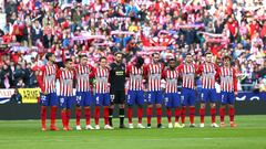 Los jugadores del Atlético en el minuto de silencio.