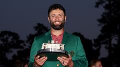 AUGUSTA, GEORGIA - APRIL 09: Jon Rahm of Spain poses with the Masters trophy during the Green Jacket Ceremony after winning the 2023 Masters Tournament at Augusta National Golf Club on April 09, 2023 in Augusta, Georgia.   Christian Petersen/Getty Images/AFP (Photo by Christian Petersen / GETTY IMAGES NORTH AMERICA / Getty Images via AFP)