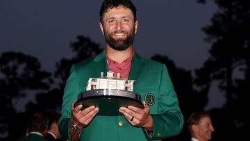 AUGUSTA, GEORGIA - APRIL 09: Jon Rahm of Spain poses with the Masters trophy during the Green Jacket Ceremony after winning the 2023 Masters Tournament at Augusta National Golf Club on April 09, 2023 in Augusta, Georgia.   Christian Petersen/Getty Images/AFP (Photo by Christian Petersen / GETTY IMAGES NORTH AMERICA / Getty Images via AFP)