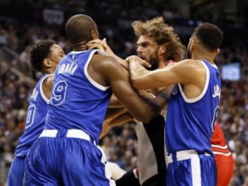 Pelea entre el hispano-congoleño Serge Ibaka y Robin Lopez en la victoria de Toronto Raptors ante Chicago Bulls por 122-120.