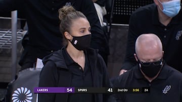 Momento para la historia de la NBA: el relevo de Becky Hammon a Popovich en la banda