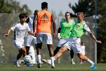 Toni Kroos y Takefusa Kubo.