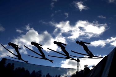 Los Cuatro Trampolines decidieron a su ganador en Bischofshofen (Austria). La tradicional competición de saltos que se disputa en Navidad desde 1952, además de su prestigio deportivo, su fama también se debe a las espectaculares imágenes que deja, como esta multiexposición realizada en el entrenamiento del italiano Cecon.