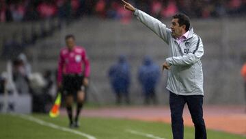 El estratega universitario rompió su política de no hablar de arbitraje al señalar que por lo menos esa jugada se tuvo que haber revisado.