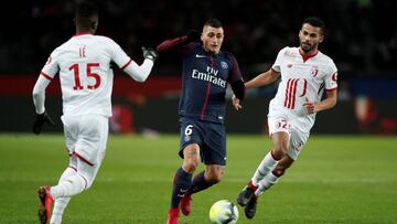 Soccer Football - Ligue 1 - Paris St Germain vs LOSC Lille - Parc des Princes, Paris, France - December 9, 2017   Paris Saint-Germain&rsquo;s Marco Verratti in action with Lille&rsquo;s Thiago Maia and Edgar Ie    REUTERS/Benoit Tessier