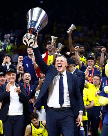 Sarunas Jasikevicius, con el trofeo.