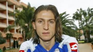 <b>A LA ESPERA. </b>Filipe Luis posa durante una concentración con el Deportivo.
