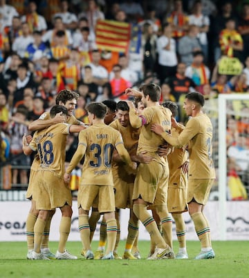0-1. Robert Lewnadowski celebra el primer gol que marca en el minuto 93.