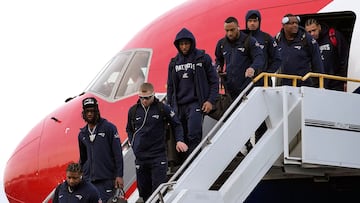 SAN JOSE, CALIFORNIA - FEBRUARY 01: The New England Patriots players exit the plane after arriving at San Jose Mineta International Airport ahead of Super Bowl LX on February 01, 2026 in San Jose, California. Thearon W. Henderson/Getty Images/AFP (Photo by Thearon W. Henderson / GETTY IMAGES NORTH AMERICA / Getty Images via AFP)