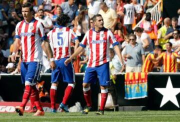 Los jugadores del Atlético de Madrid Mario Mandzukic (i), Tiago Mendes (c) y Koke Resurrección tras encajar el tercer gol ante el Valencia.