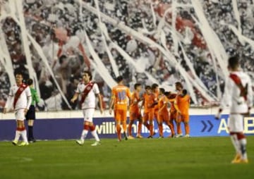 1-1. Paco Alcácer celebra el gol del empate con sus compañeros.