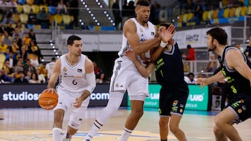 LAS PALMAS DE GRAN CANARIA, 02/03/2025.- El alero del Real Madrid Alberto Abalde (i) bota el balón ante el pívot del Dreamland Gran Canaria Mike Tobey (d) durante el partido del partido de la jornada 21 de la Liga Endesa que Dreamland Gran Canaria y Real Madrid disputan este domingo en el Gran Canaria Arena, en Las Palmas de Gran Canaria. EFE/ Elvira Urquijo A.