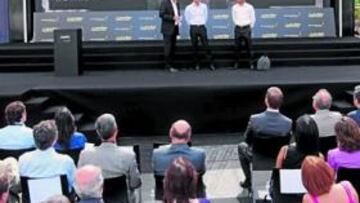 <b>ROBINSON, ANFITRIÓN. </b>Michael Robinson presentó junto a De la Rosa y Hamilton una campaña para separar alcohol y conducción.