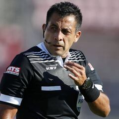 La UC nunca derrotó a Colo Colo con Bascuñán como juez