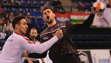Un jugador del PAUC intenta lanzar durante un partid de EHF Cup ante el Balonmano Ciudad de Logroño.