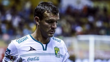 El defensa esmeralda se fue expulsado después de empujar al árbitro central, al señalar penal en favor de Santos. La Fiera cayó por goleada de 4-0.