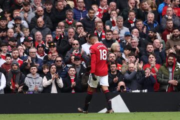 Casemiro abandona el terreno de juego de Old Trafford con la cabeza agachada.