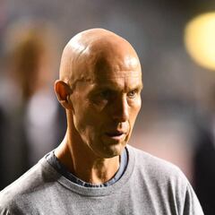Bob Bradley explota al ser cuestionado sobre Carlos Vela
