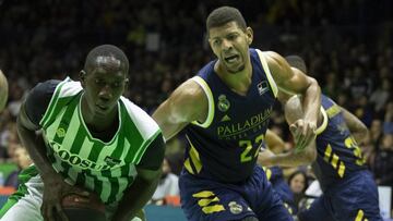 Walter Tavares y Mamadou Niang, durante el partido de la Liga Endesa ACB que ha enfrentado al Real Betis y al Real Madrid