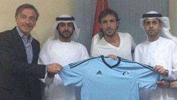Joan Verdú (al centro) es presentado como nuevo futbolista del Baniyas SC al lado de Jesús García Pitarch (izquierda), director deportivo del club.