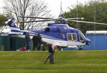 La nota anecdótica en el entrenamiento del Leicester sucedió cuando un helicóptero sobrevoló la sesión de trabajo del equipo inglés. Poco a poco fue descendiendo hasta aterrizar en uno de los campos anexos al que se estaba ejercitando el conjunto inglés. Poco después salió uno de los hijos del dueño del Leicester, Aiyawatt Srivaddhanaprabha.