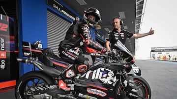 Bezzecchi saliendo del pit lane en Tailandia.