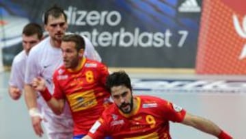 Raul Entrerrios (derecha) y Victor Tomas celebran la victoria contra Bielorrusia.