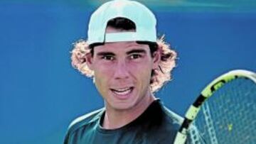 <b>ISABEL II PODRÍA VER AL NÚMERO 1</b> Wimbledon 2010 abre oficialmente con la sesión matinal del lunes: el campeón 2009, Roger Federer, ante el colombiano Falla. El jueves, la Reina Isabel II visitará el All England. Es probable que ese día toque a Nadal en la Centre Court. "Pero debo ganar el martes", matiza.