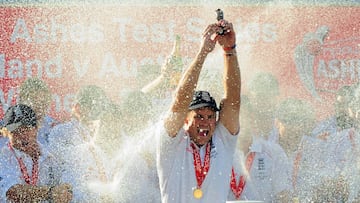 FILE PHOTO: Andrew Strauss of England celebrates winning the Ashes with the traditional urn trophy after their fifth Ashes test cricket match against Australia at the Oval in London August 23, 2009. REUTERS/Toby Melville (BRITAIN SPORT CRICKET)/File Photo
